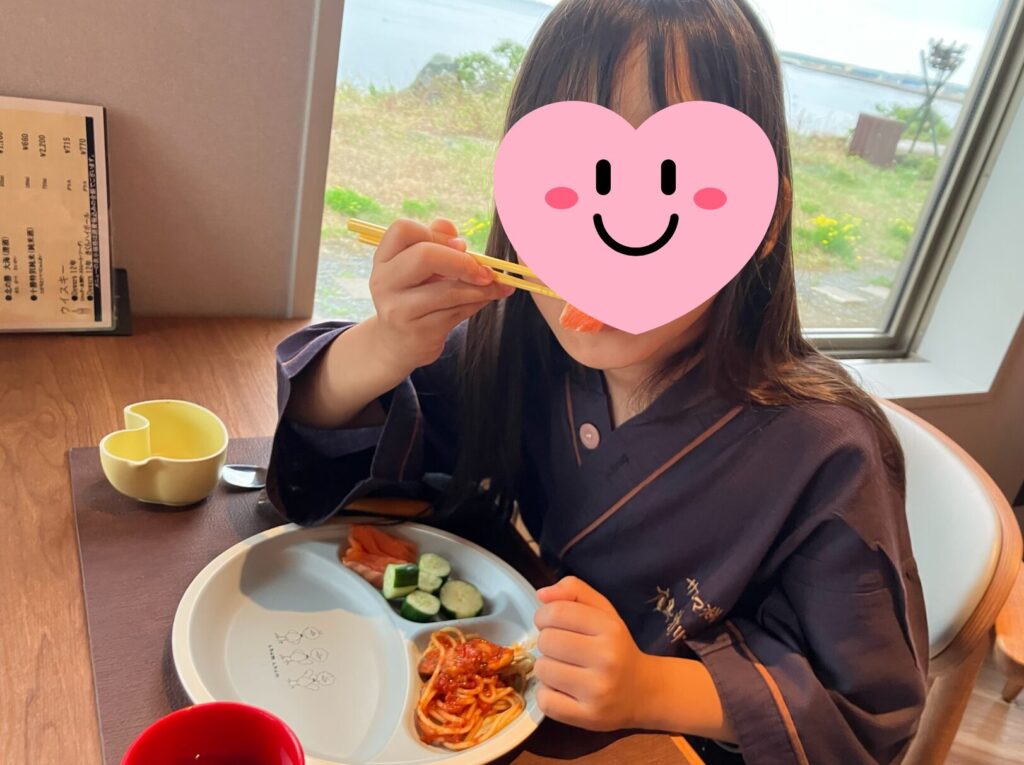 食事を食べる子供